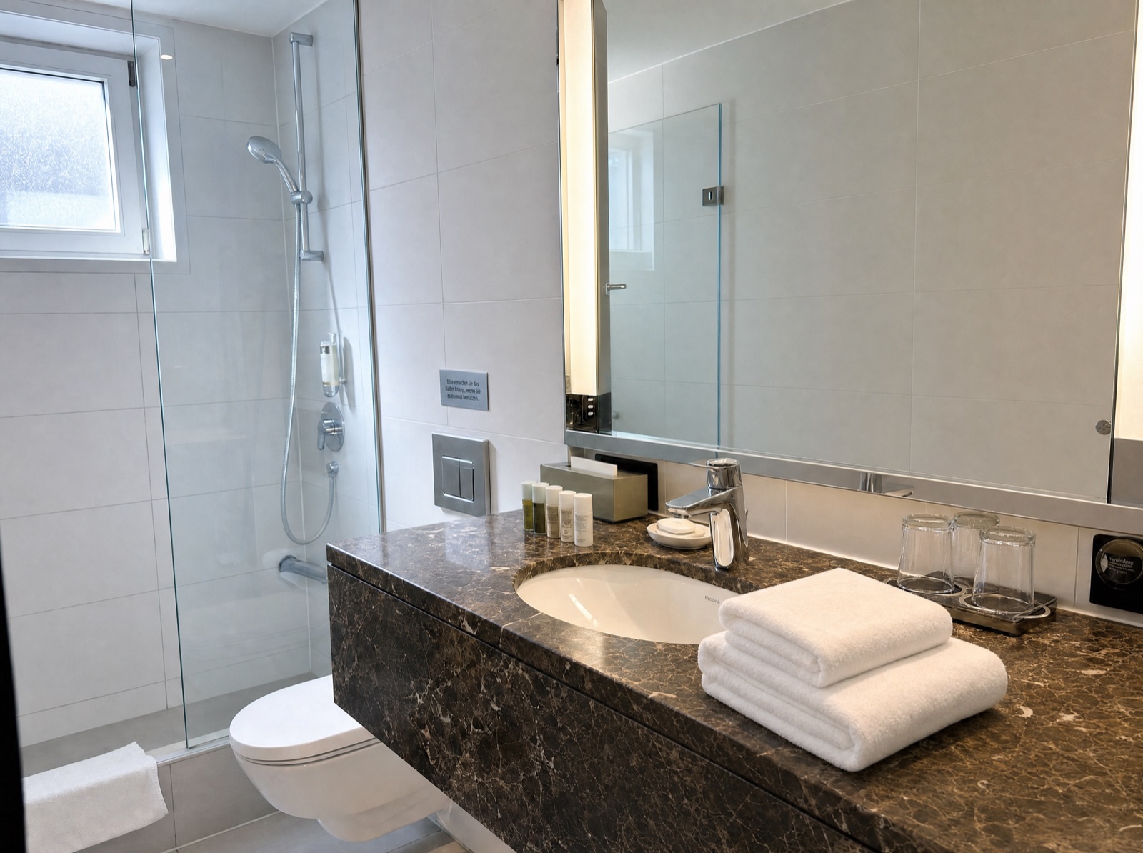 Hotelbadezimmer nach Reinigung