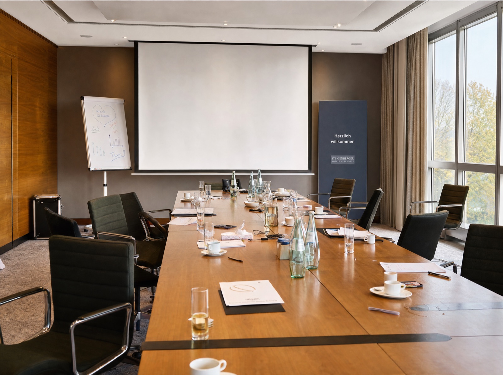 Konferenzraum vor Reinigung